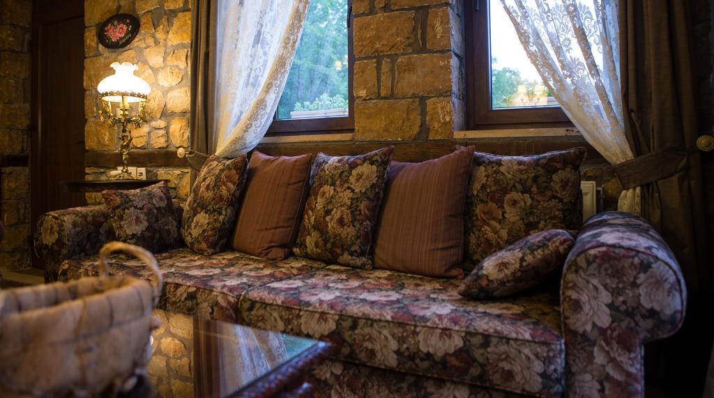 Archontiko Emmanouilidi Suites Káto Loutrákion Kültér fotó